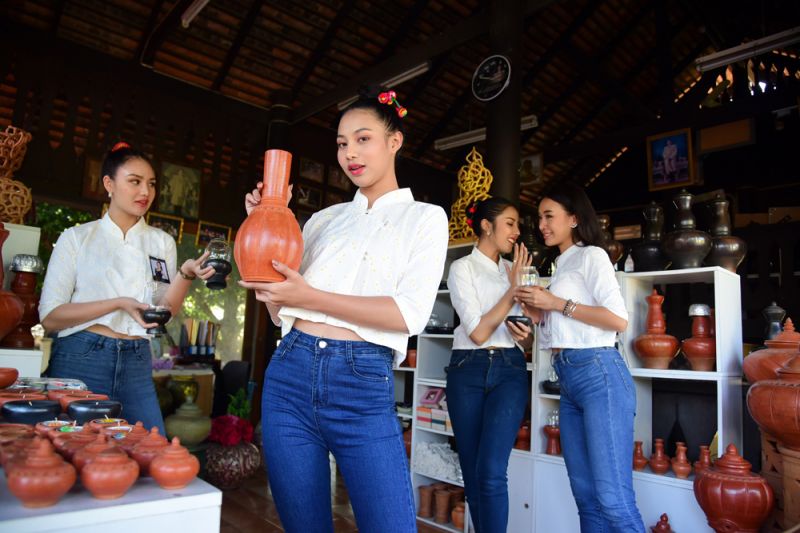 คณะสาวงาม'นางสาวไทย'เรียนรู้งานหัตถกรรมและงานหัตถศิลป์ท้องถิ่นทำร่มบ่อสร้างเครื่องปั้นเชียงใหม่ศิลาดล