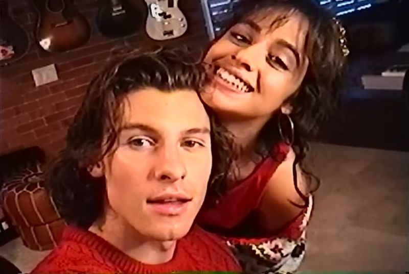 คู่รักแห่งปี 'Shawn Mendes' และ 'Camila Cabello'จูงมือปล่อย MVเพลง 'The Christmas Song'