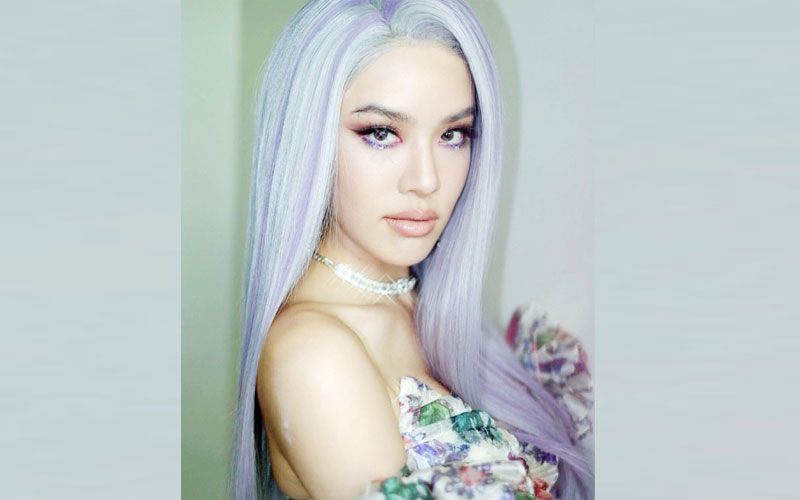 จริตกะเทยนางโชว์มาเต็ม! ‘เกรซ กาญจน์เกล้า’  จัดลุคผมม่วงสุดเปรี้ยว สวยเป๊ะปัง
