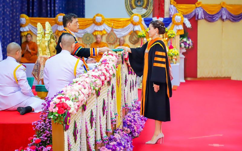 'ในหลวง'พระราชทานปริญญามรภ.เชียงใหม่ 'พระราชินี'ทรงรับปริญญาบริหารธุรกิจดุษฎีบัณฑิตกิตติมศักดิ์