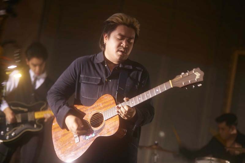อ๊อฟ บิ๊กแอส คว้า ‘เดอะ ไวเทส โครว’ เข้าสังกัด ประเดิมเพลงรักความหมายลึก ‘ดอกไม้ในหนังสือที่หน้า 75’