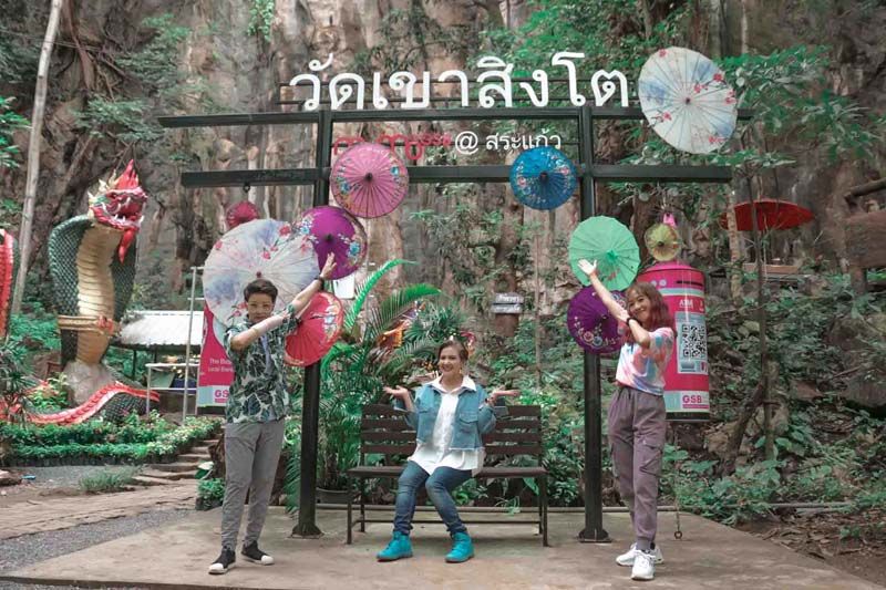 เที่ยวสายมู ‘คุณน้ำผึ้ง-ลักกี้-ยมมี่’  ขึ้นสกายวอล์คแห่งแรกของภาคตะวันออก