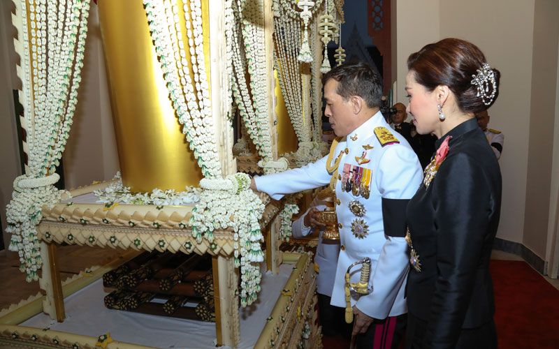 'ในหลวง-พระราชินี'เสด็จฯพระราชทานเพลิงศพ ขวัญแก้ว วัชโรทัย