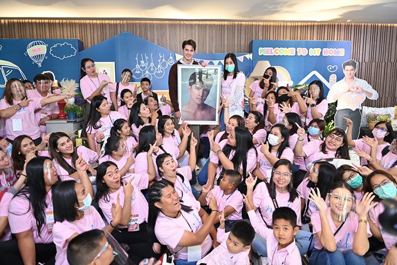 ‘มิกค์’จัดแฟนมีตติ้งแจกความฟิน FC ปลื้ม‘อั้ม’หอบดอกไม้เซอร์ไพรส์กลางงาน