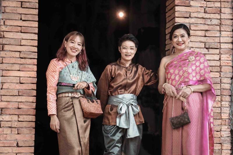 ‘น้อย-ลักกี้-ยมมี่’ ถ่ายรูปสุดชิล...ใส่ชุดไทยเที่ยว ณ สัทธา