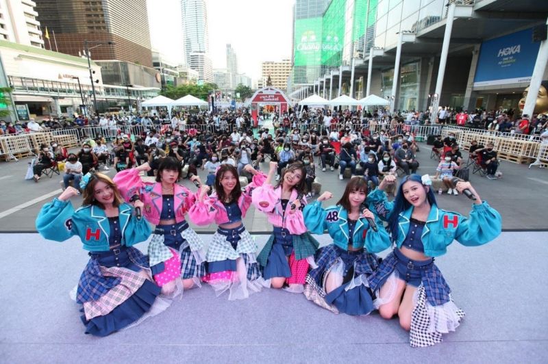 สุดปลื้มกิจกรรม 'GROUP HI –TOUCH' จากศิลปินไอดอลหญิงวง 'BNK48'  เข้มงวดมาตรการป้องกันไวรัส 'COVID -19' ปลอดภัยสูง