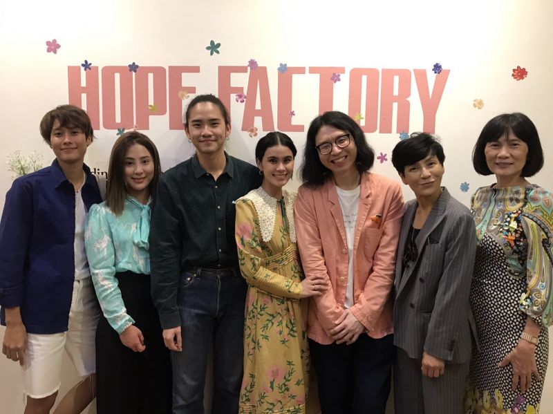 นิทรรศการที่จะเบ่งบานความหวังให้สะพรั่งจากสามศิลปินผ่านบทกวี หนังสั้นทดลองและภาพถ่าย