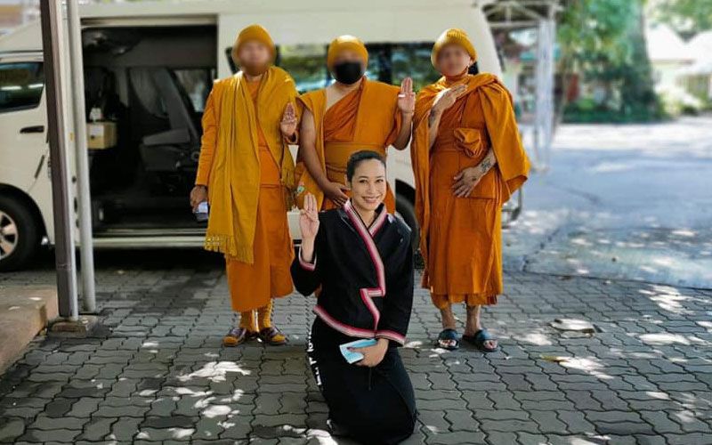 'ทราย เจริญปุระ'ทำบุญวันเกิดครบ 40 ปี  'ตุ๊เจ้า'ให้ปริศนาธรรมชูสามนิ้