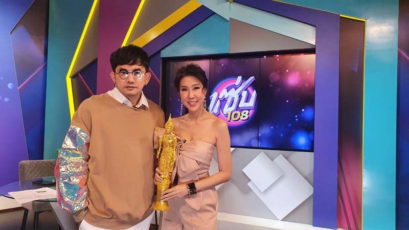 เตือนภัยให้ความรู้ ผู้ประกาศ/พิธีกรช่อง 8 รับรางวัลคนดีมีคุณภาพแห่งปี