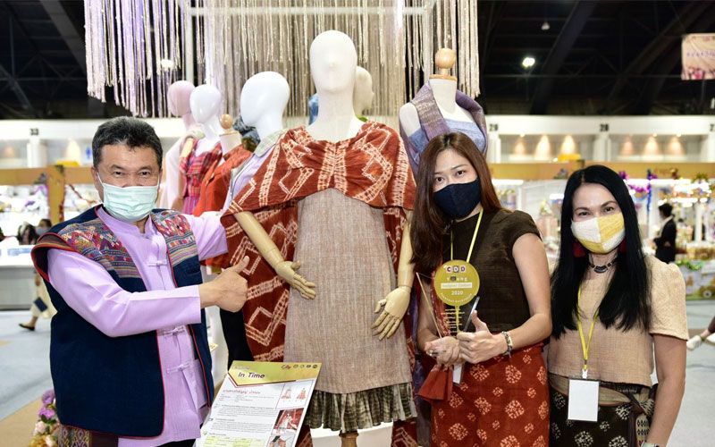 พช.เชิดชูเกียรตินักออกแบบรุ่นใหม่ จุดประกายผ้าไทยสู่สากล