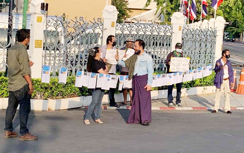 ทำเนียบวุ่น! กลุ่มขอคืนยืนถือป้ายประท้วง‘จนท.’ปิดประตู ทำขบวนรถครม.ปรับเข้าทางอื่น