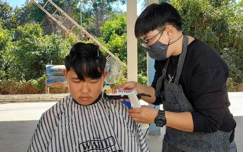 ช่วยกันฝ่าโควิด! นายกอบต.แม่พูล ผุดไอเดียตัดผมฟรีให้จนท. ลดค่าใช้จ่าย