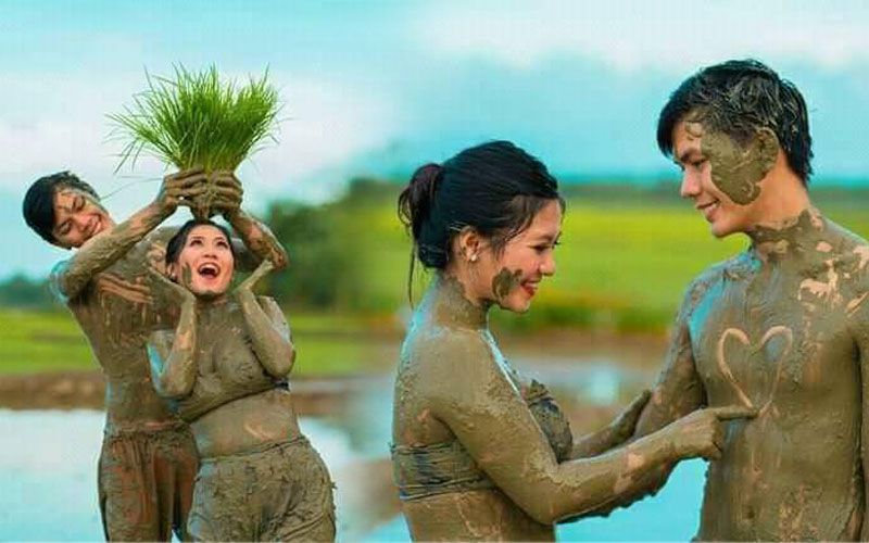 พรีเวดดิ้งให้โลกจำ! หนุ่ม-สาวควงคู่สวีทกลางโคลน แบบฉบับคู่รักติดดิน