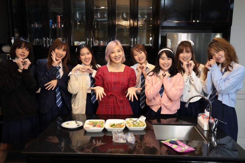 7สาวไอดอล‘HatoBito’ควงสากเข้าครัวแข่งขันทำ ‘ส้มตำ’สุดแซ่บ
