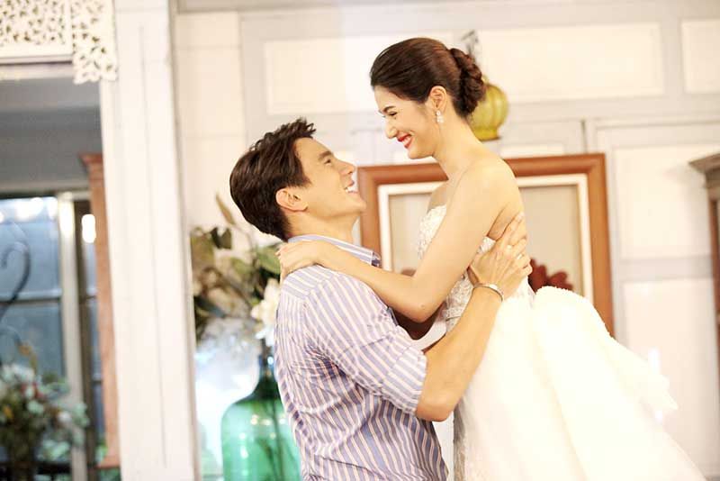 ‘แบงค์’ โชว์หวานอุ้ม ‘พิ้งค์พลอย’ กอดตัวลอย