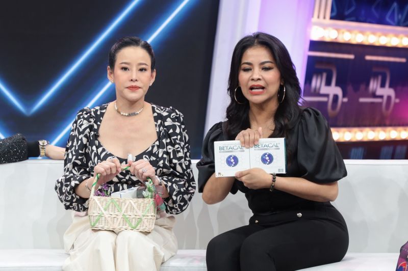 'หนิง-ตั๊ก'สองดาราตัวแม่พลังเยอะ! แท็คทีมเม้าท์แหลกกลางรายการแฉ