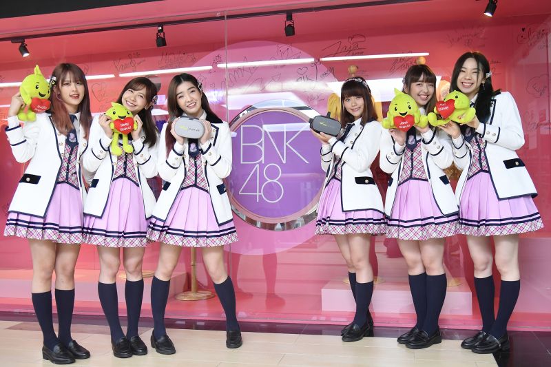 iAM ฮอตรับต้นปี 64 ปลื้ม AIS 5G ดึง 6 สมาชิกศิลปินไอดอลหญิงวง BNK48   สร้างกระแสคนรุ่นใหม่