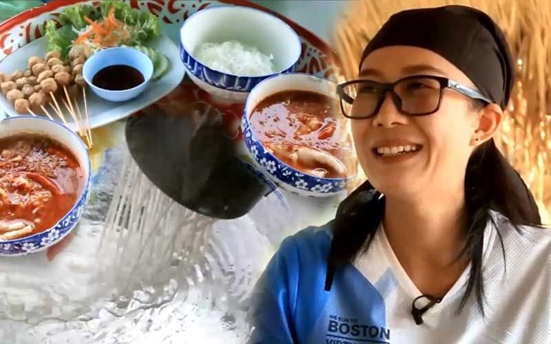 แซ่บอีหลี! บีบสดๆ‘ข้าวปุ้นฮ้อน หย่อนขา’ สาวอุดรฯดิ้นเฮือกสุดท้ายสู้โควิด...ไปได้สวย