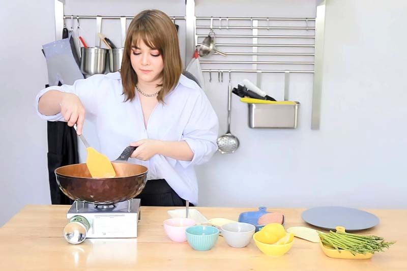 ‘พิม-พิมพ์มาดา’โชว์สกิลเชฟ คว้ากระทะเหลี่ยมเพชรทำอาหารต้านโรค ไม่ใช้นํ้ามันสักหยด!