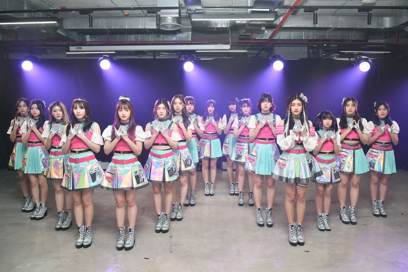 ไอดอลหญิงวง BNK48 และวง CGM48 โชว์ร้องเต้นเปิดตัว 3rd Album 'WAROTA PEOPLE – หัวเราะเซ่'ในรูปแบบ Virtual Mini Concert