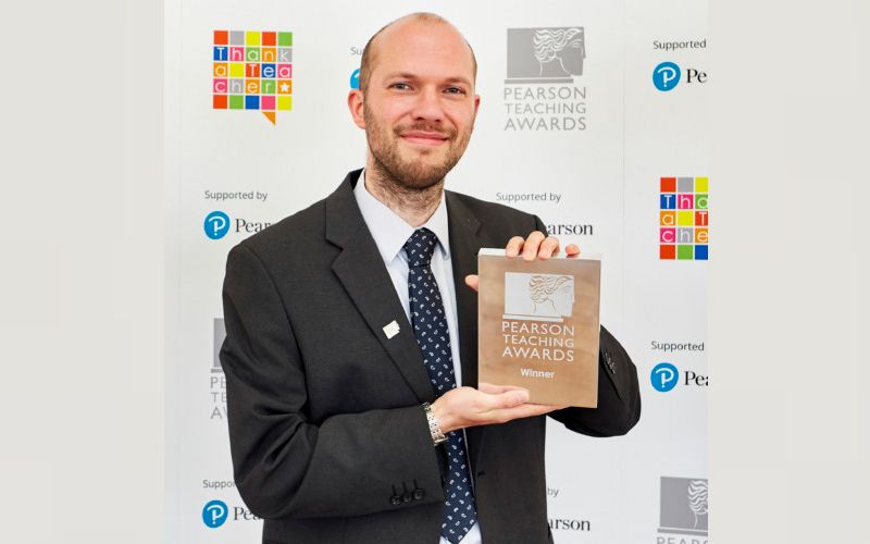 ครูสอนคณิตศาสตร์ออนไลน์ยุคโควิดระบาด : อาทร จันทวิมล