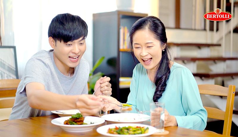 เบอร์ทอลลี่ปล่อยคลิปวีดีโอสั้นชิ้นแรก เน้นย้ำคุณค่าทางโภชนาการของน้ำมันมะกอก