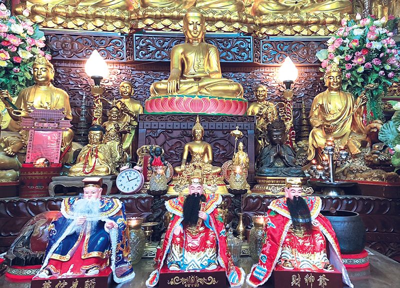 สักการะ 3 เทพเจ้าผู้ทรงฤทธิ์ รับพรพลังบวก มหามงคลตรุษจีนปีวัวทอง