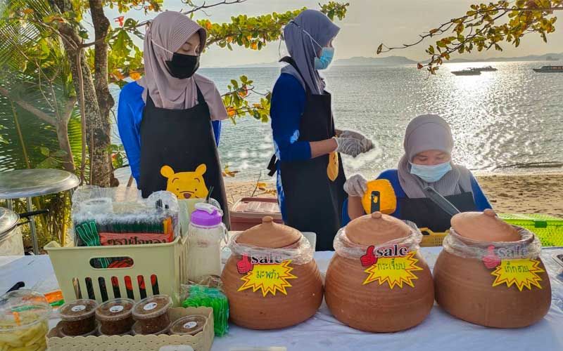 จับมือสู้โควิด! พนักงานโรงแรมดังกระบี่-ชาวบ้าน ขน‘เมนูเด็ด’เปิดตลาดนัดขายราคาต้นทุน