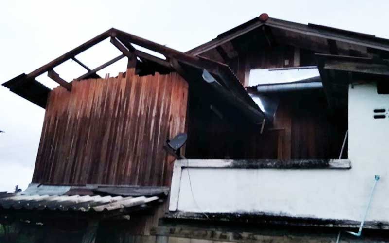 พายุถล่ม 5 หมู่บ้าน‘ลำปาง’ หลังคาปลิว-ยุ้งข้าวเสียหาย