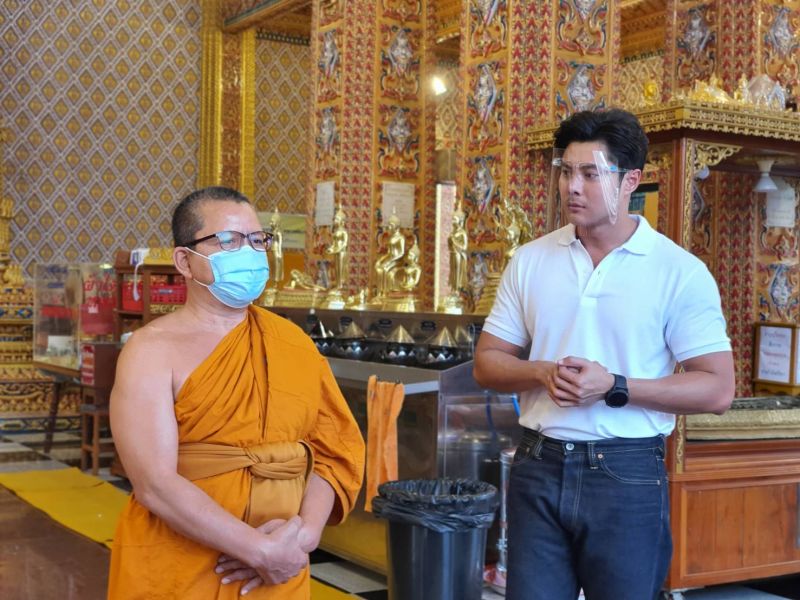 ขนลุก ! ภาพ 'แมน การิน'มีเงาดำปกคลุมตัวทีมงาน'ตามไป…มู'ตะลึง ยกมือไหว้ท่วมหัว