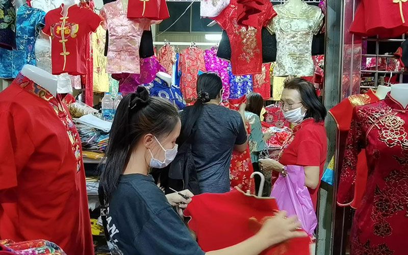 เมืองโอ่งคึกคัก! ชาวไทยเชื้อสายจีนแห่จับจ่ายซื้อของรับเทศกาลตรุษจีน