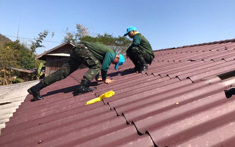 ทหารเข้าช่วยซ่อมแซมบ้านประชาชน‘เสริมงาม’ โดนพายุพัดถล่ม