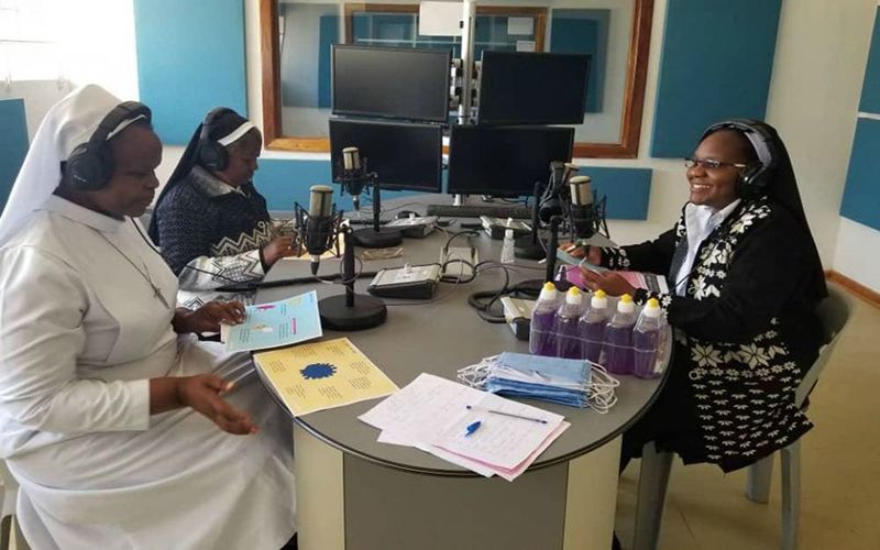 สู้โควิดทางวิทยุที่แซมเบีย  : อาทร จันทวิมล