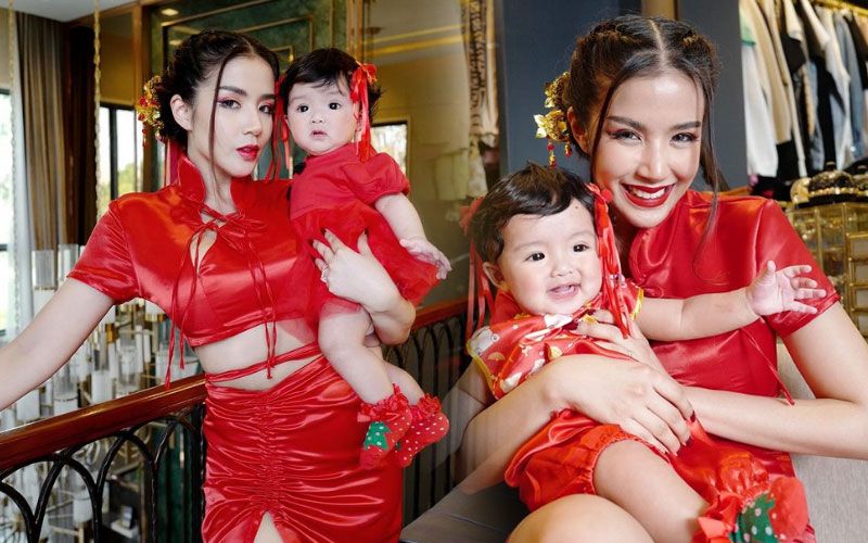 น่ารักแพ็กคู่! 'ใบเตย อาร์สยาม'อุ้มลูกสวมชุดแดงในธีมตรุษจีน