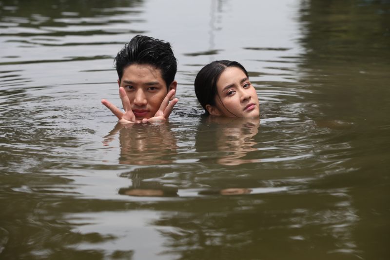 'แชป'ดำน้ำโผล่กอด 'แพรว-มายด์'ทนดูอย่างสุดเซ็ง!!!