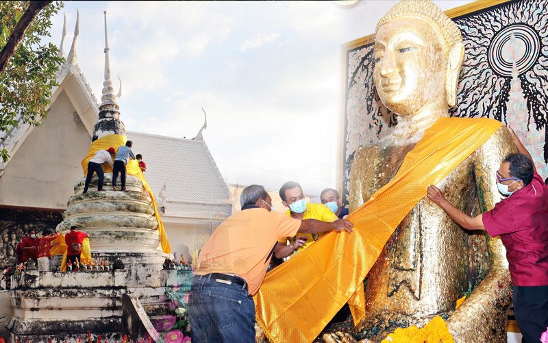 ชาวบ้านร่วมห่มผ้าจีวร ‘หลวงพ่อดำ-พระเจดีย์’ เทศกาลตรุษจีน