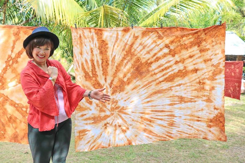‘คุณน้ำผึ้ง-น้อย-ลักกี้-ยมมี่’กูรูเรื่องผ้าพื้นถิ่น โชว์สกิลทำเสื้อมัดย้อม
