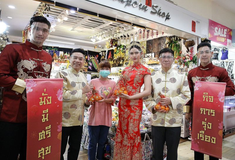 'อัยยา อารียา' สาวงามจากเวทีมิสยูนิเวิร์สไทยแลนด์ร่วมแจกส้มมงคลต้อนรับตรุษจีน@MBK