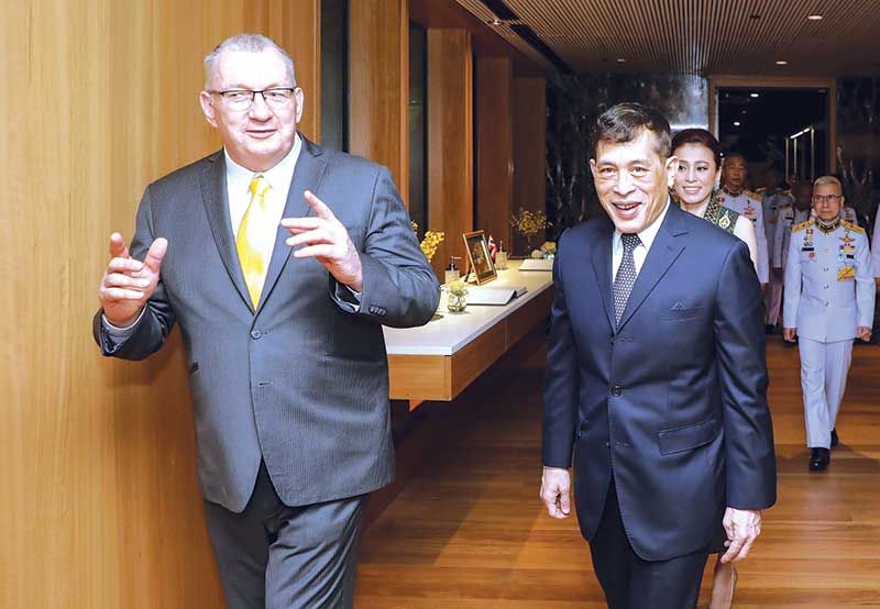 พระบาทสมเด็จพระเจ้าอยู่หัว และสมเด็จพระนางเจ้าฯ พระบรมราชินี  เสด็จฯ ทอดพระเนตรสารคดีเฉลิมพระเกียรติฯ ขณะทรงศึกษาในเครือรัฐออสเตรเลีย