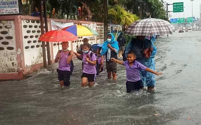 เปียกปอนไปตามๆกัน ฝนถล่ม‘ชลบุรี’ นร.ลุยน้ำกลับบ้าน รถติดยาวเป็นกิโลเมตร