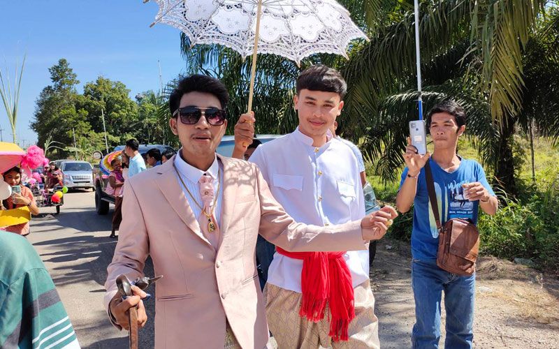 ฮือฮา! หนุ่มเลี้ยงวัวขี่ซาเล้งแห่ขันหมากแต่งสาว ชาวบ้านแชะภาพขบวนย้อนยุคสุดน่ารัก