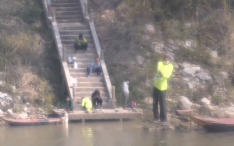 ไม่กลัวบาป! วัยรุ่นรวมตัวตกปลาหน้า 'วัดตาลเจ็ดช่อ' ไม่สนเขตอภัยทาน (คลิป)