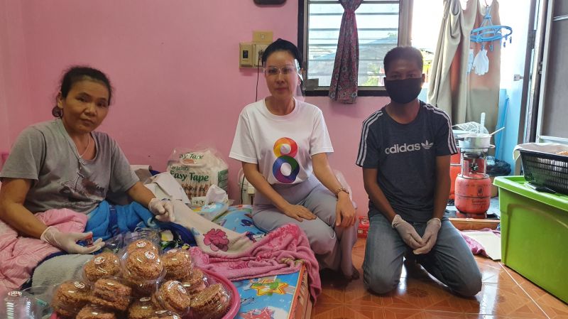 'ข่าวเช้าบรรเทาทุกข์' ช่วย'ป้าเมย์' ป่วยติดเตียงทำข้าวแต๋นและพับริบบิ้นโปรยทานขาย