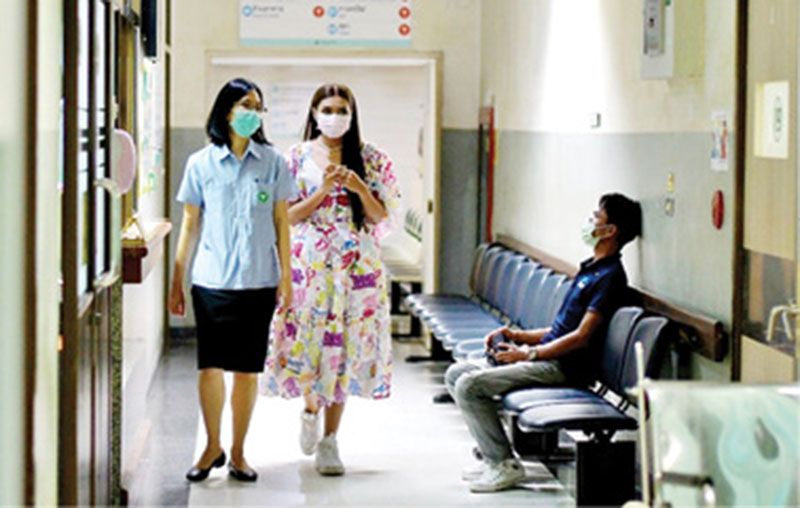 อินฟลูเอนเซอร์และดาราจิตอาสา ลงพื้นที่โรงพยาบาลชุมชน รณรงค์คนไทยใช้พลังงานสะอาด พร้อมบริจาคติดตั้งโซลาร์เซลล์