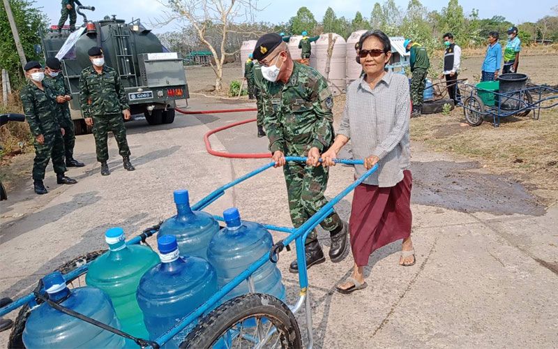 'มทบ.26'ร่วมใจ​ช่วยภัยแล้ง! ระดมรถบรรทุกน้ำ20คัน ออกแจกจ่ายชาวบุรีรัมย์