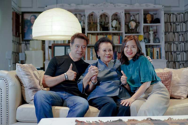 ‘ถ่ายเถา สุจริตกุล’ จากผู้เขียนมือสมัครเล่น สู่นักเขียนมือทอง พร้อมส่ง ‘เรยา’ ครองใจแฟนๆ!!