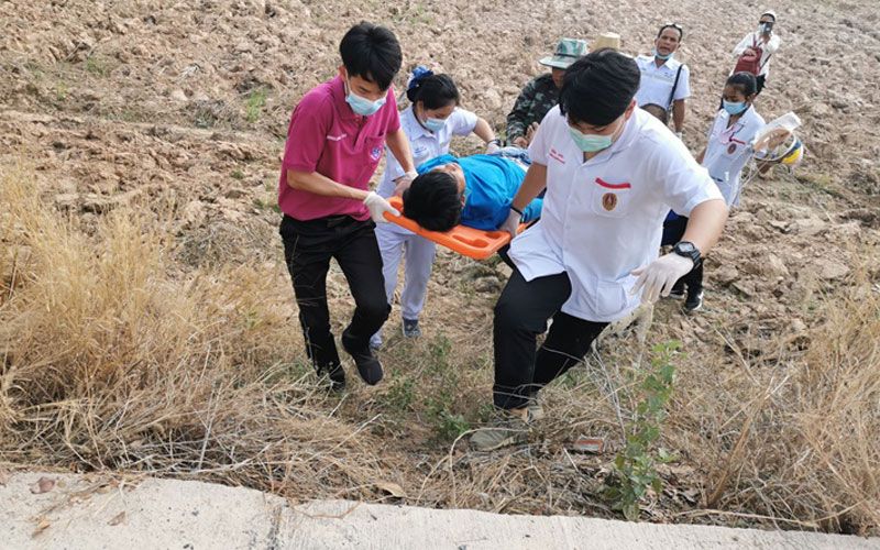 รถบรรทุกดั้มตกถนนคอนกรีตพลิกคว่ำทับคนขับขาหัก