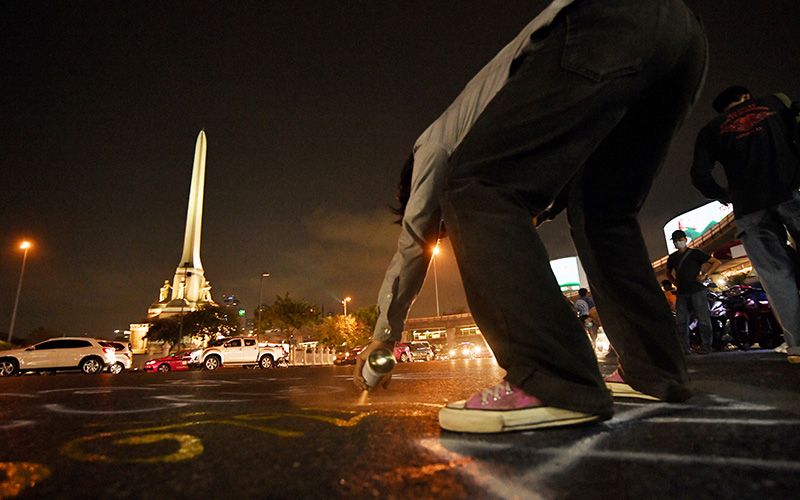 ม็อบอนุสาวรีย์ชัยฯโหรงเหรง มวลชนพ่นสีสเปรย์บนถนนเลอะเทอะ