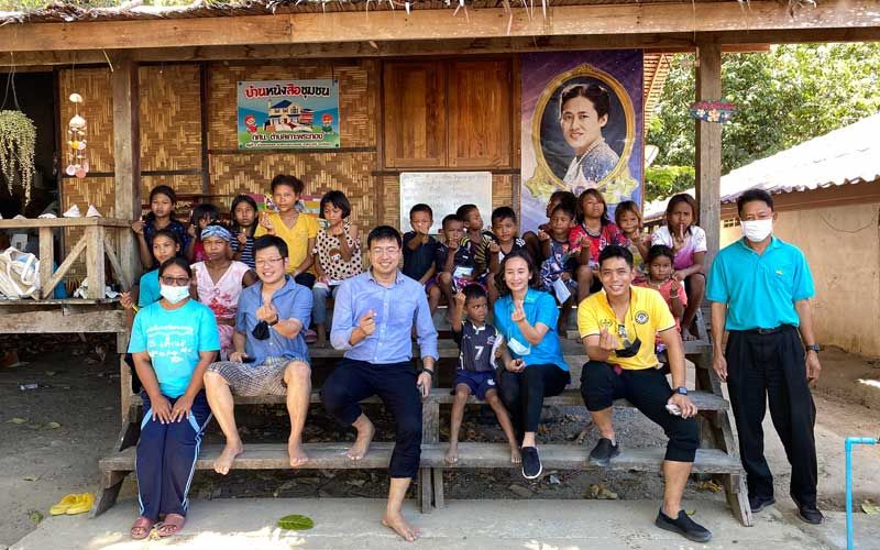 ไม่ทิ้งใครไว้ข้างหลัง! ฝ่าคลื่นทะเลอันดามัน มอบสำเนาบัตรชาวประมงให้‘มอแกน’