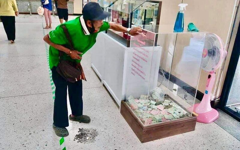 ชาวเน็ตสุดประทับใจ!  คุณตาหอบเหรียญกองโตมาบริจาค หวังซื้อเตียงให้คนไข้